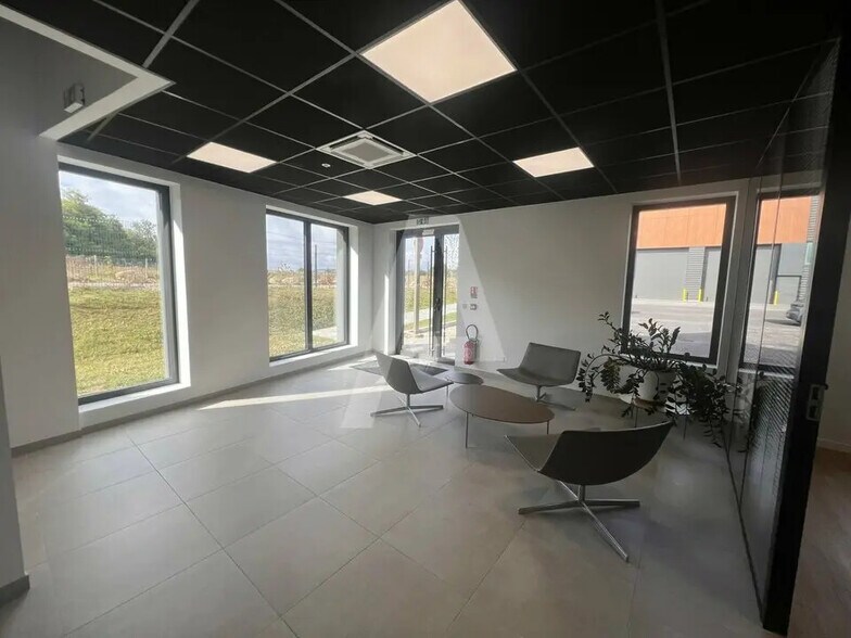 Local d’activités dans Coupvray à louer - Photo de l’immeuble – Image 2 sur 4