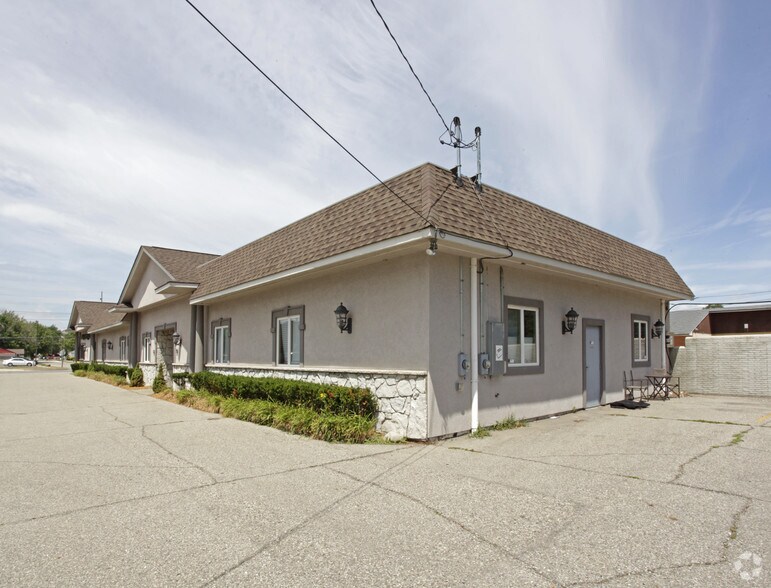 29820 Harper Ave, Saint Clair Shores, MI à vendre - Photo de l’immeuble – Image 3 sur 3