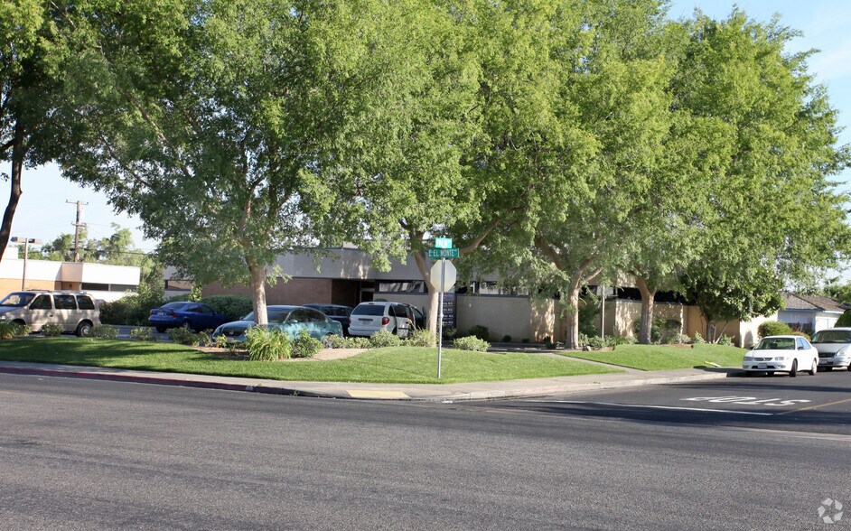 1441-1443 E El Monte Way, Dinuba, CA à louer - Photo de l’immeuble – Image 1 sur 5