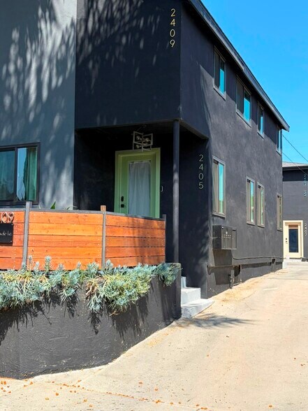 2405 Meadowvale Ave, Los Angeles, CA à vendre - Photo de l’immeuble – Image 3 sur 78