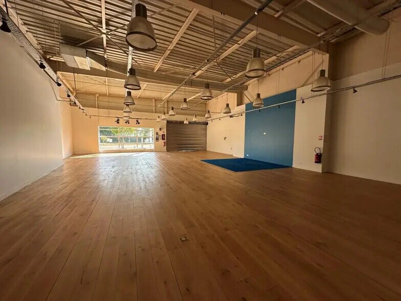 Industriel/Logistique dans Maurepas à louer - Photo de l’immeuble – Image 2 sur 7