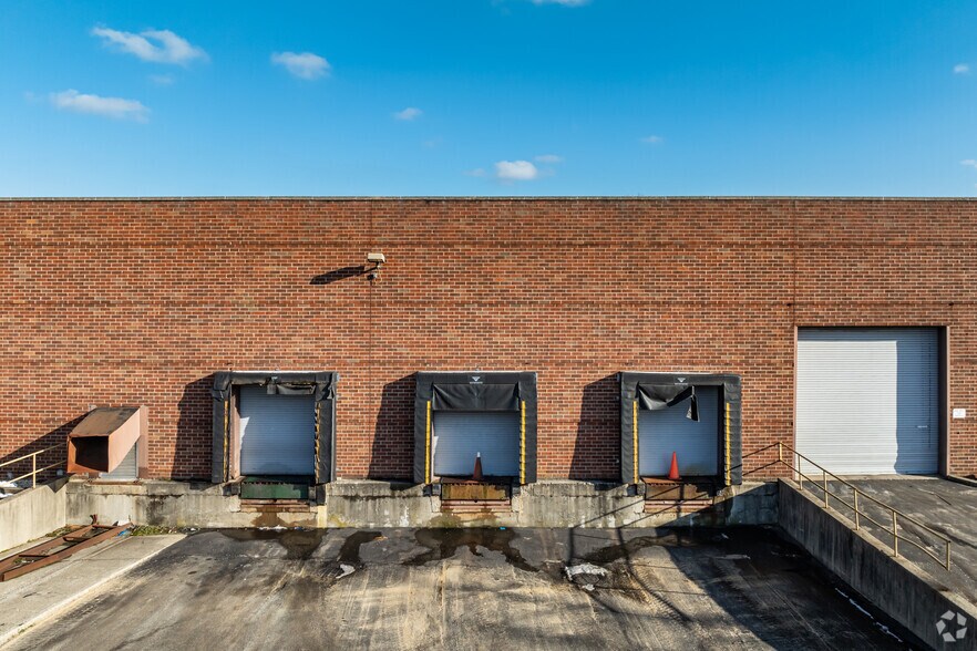 80 Gordon Dr, Syosset, NY à louer - Photo de l’immeuble – Image 3 sur 4