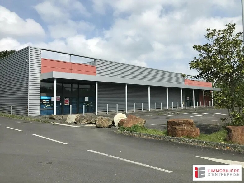 Local commercial dans Lanvallay à louer - Photo de l’immeuble – Image 1 sur 3