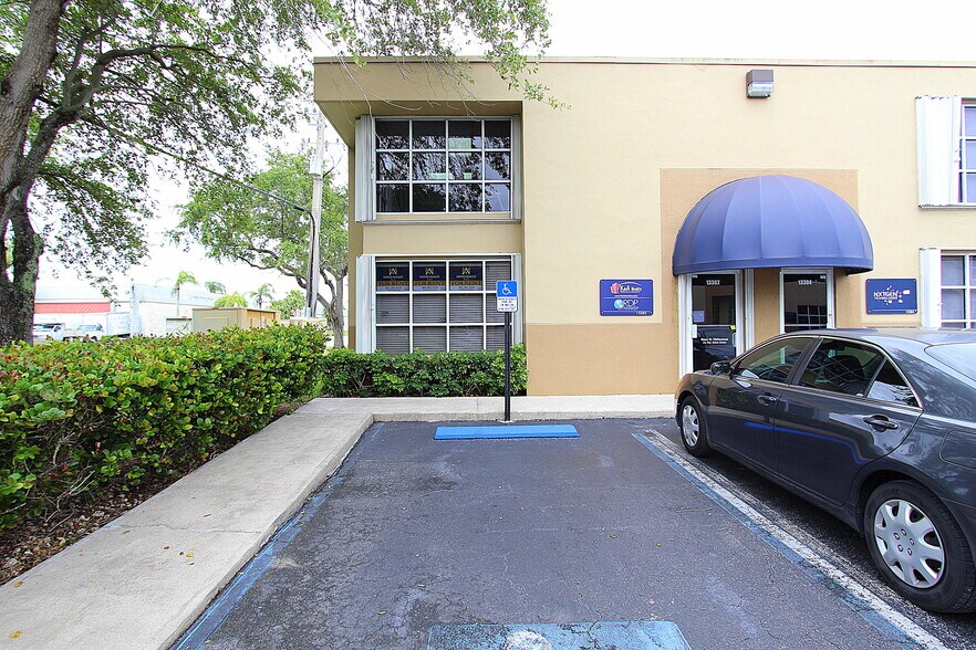 13382-13422 SW 128th St, Miami, FL à louer - Photo principale – Image 2 sur 9