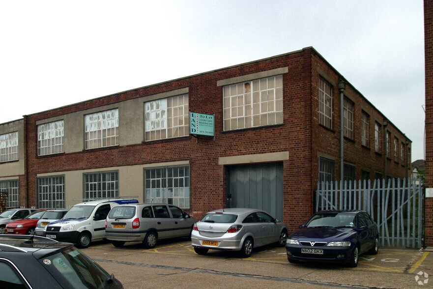 12 Bridge Clos, Romford à louer - Photo de l’immeuble – Image 3 sur 7