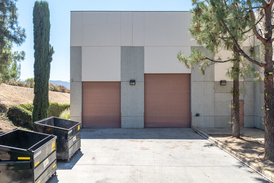 997 Flower Glen St, Simi Valley, CA à louer - Photo de l’immeuble – Image 3 sur 11