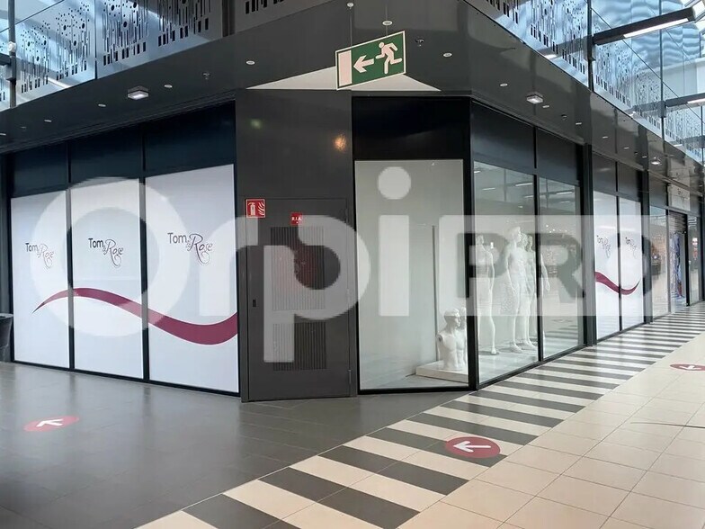 Local commercial dans Nevers à louer - Hall d’entrée – Image 3 sur 12