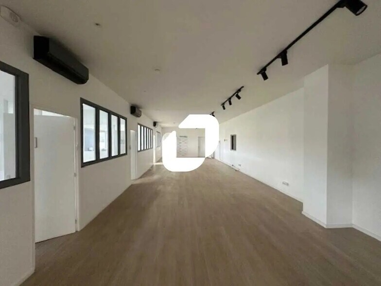 Bureau dans Stains à louer - Photo de l’immeuble – Image 3 sur 12