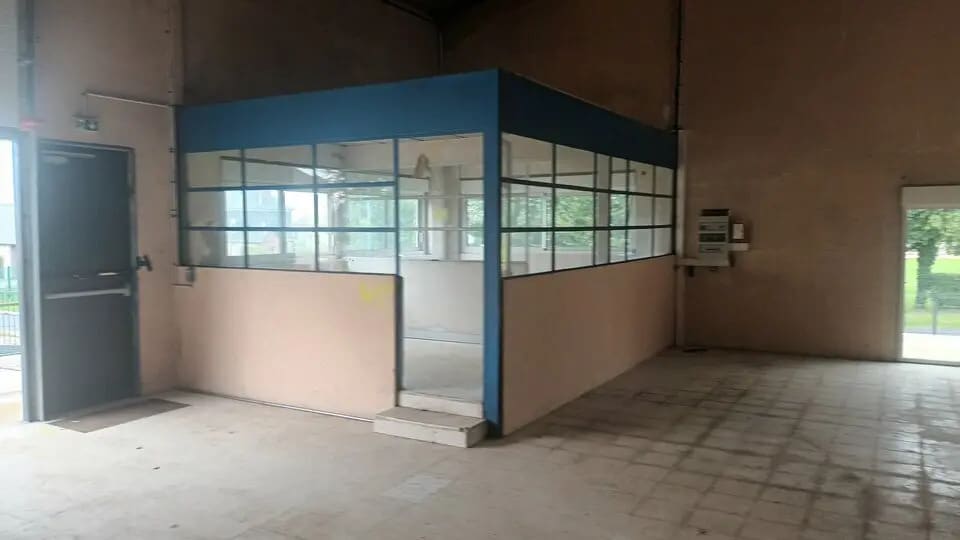 Local d’activités dans Yerville à louer - Photo de l’immeuble – Image 3 sur 4