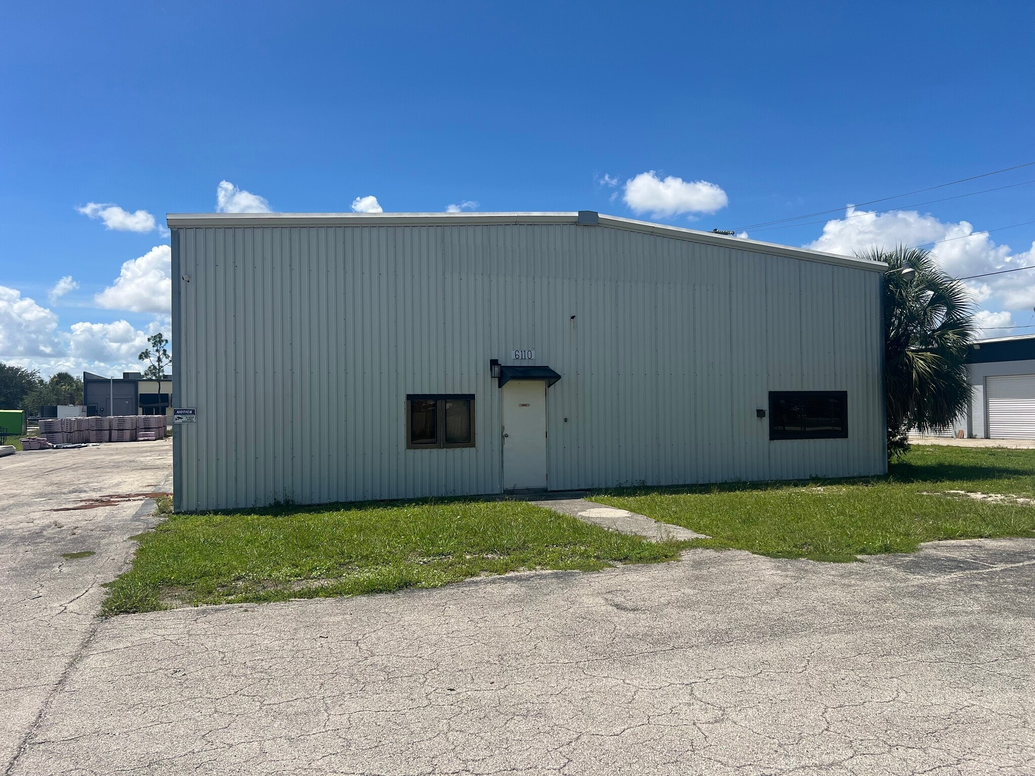 6120 Idlewild St, Fort Myers, FL à louer Photo de l’immeuble– Image 1 sur 9