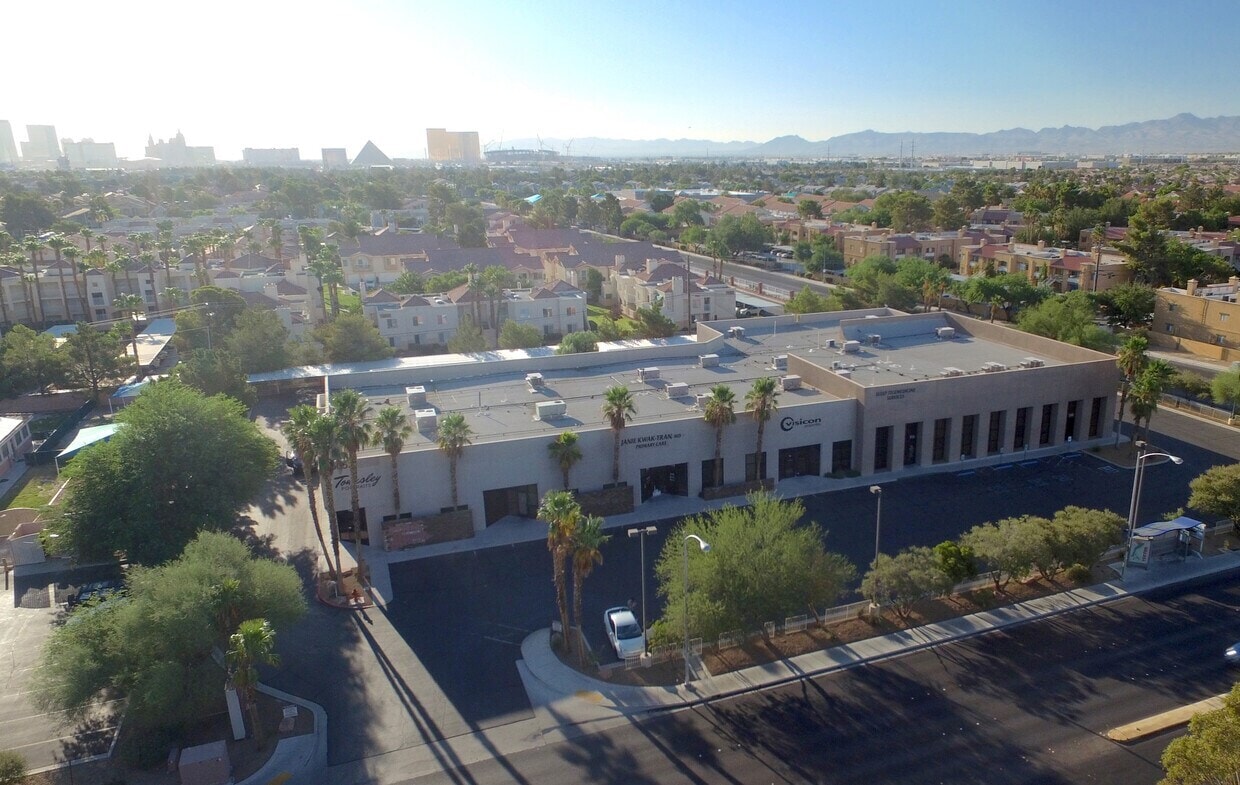 5052-5092 S Jones Blvd, Las Vegas, NV à louer Photo de l’immeuble– Image 1 sur 13