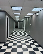 6 Kiddie Dr, Avon, MA à louer Photo de l’immeuble– Image 1 sur 4