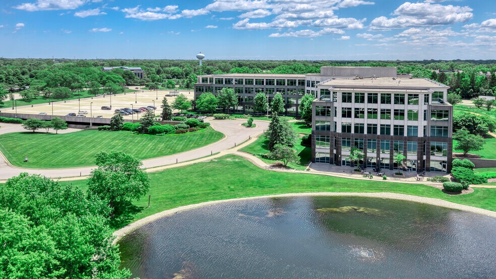 1900 West Field Ct, Lake Forest, IL à louer - Photo de l’immeuble – Image 2 sur 4
