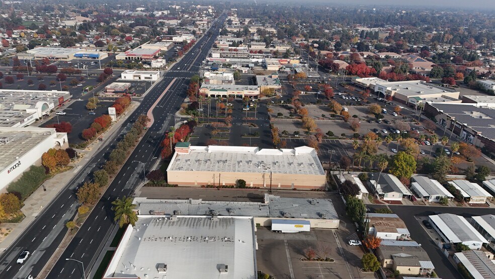 2234 S Mooney Blvd, Visalia, CA à vendre - Photo de l’immeuble – Image 2 sur 4