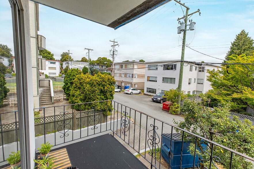 1445 West 72nd Ave, Vancouver, BC à vendre - Photo de l’immeuble – Image 3 sur 5