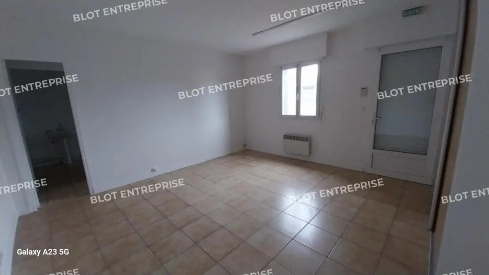 Local d'activités dans Saint-Coulomb à vendre - Photo intérieure – Image 2 sur 4