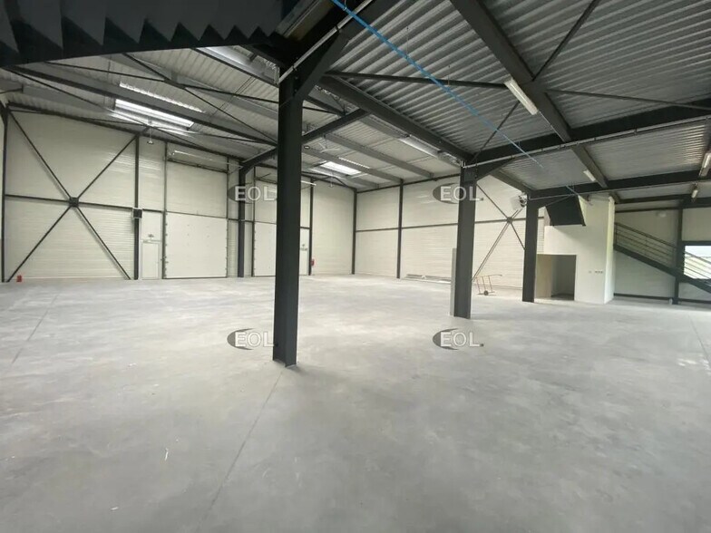 Local d’activités dans Aubergenville à louer - Photo de l’immeuble – Image 2 sur 3