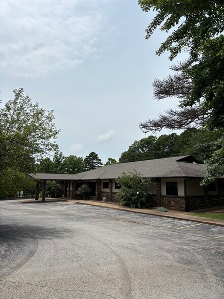 600 Memorial Dr, Bella Vista, AR à louer - Photo de l’immeuble – Image 3 sur 26