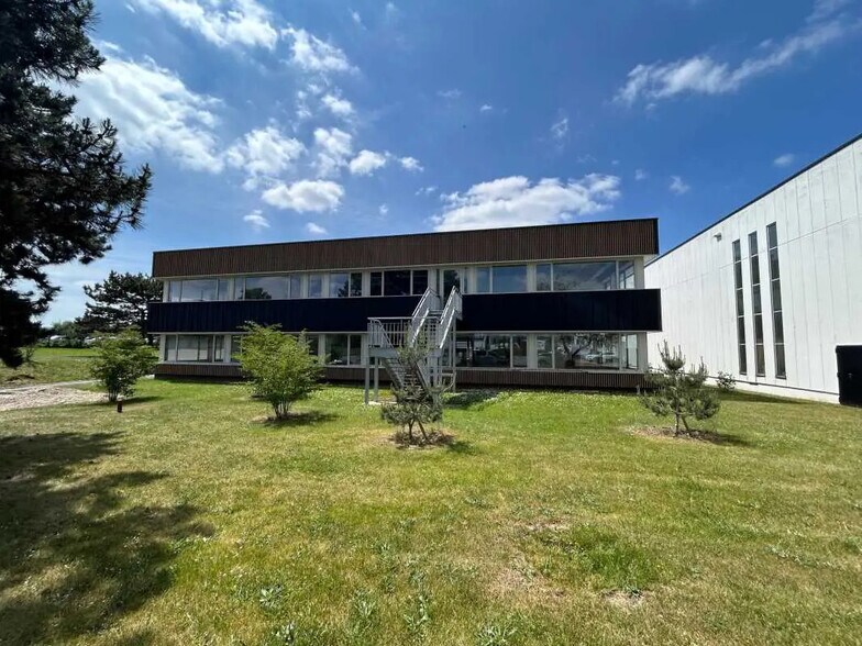 Bureau dans Le Petit-Quevilly à louer - Photo de l’immeuble – Image 1 sur 4