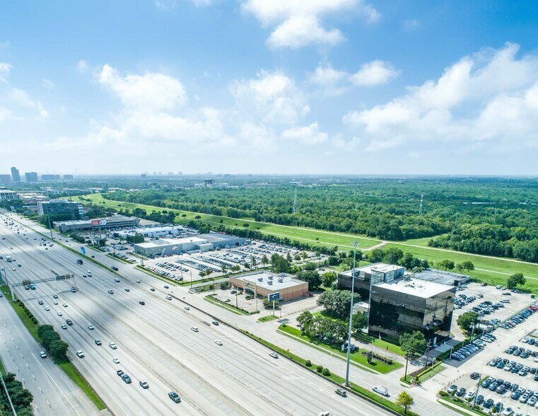 15905 Katy Fwy, Houston, TX à louer - Photo de l’immeuble – Image 2 sur 5