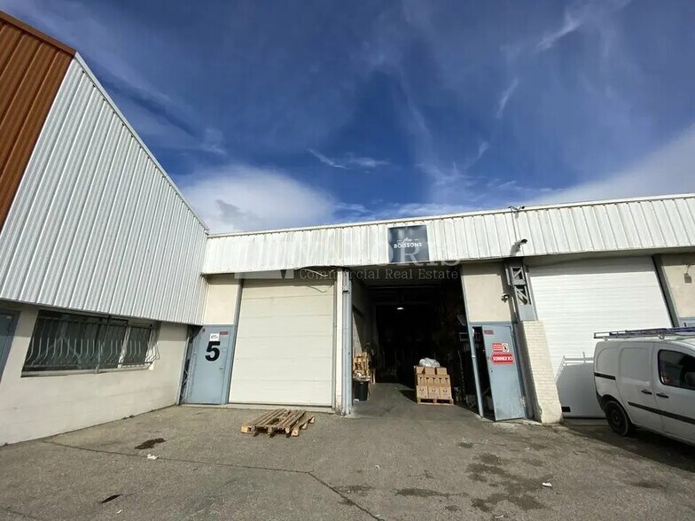 Local d’activités dans Vénissieux à louer - Photo de l’immeuble – Image 1 sur 10