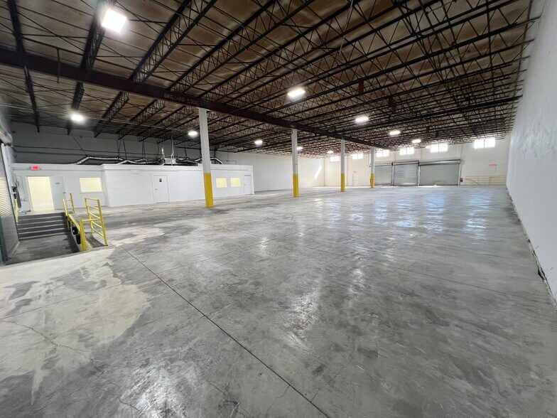 9501-9635 NW 80th Ave, Hialeah, FL à louer - Photo de l’immeuble – Image 3 sur 8