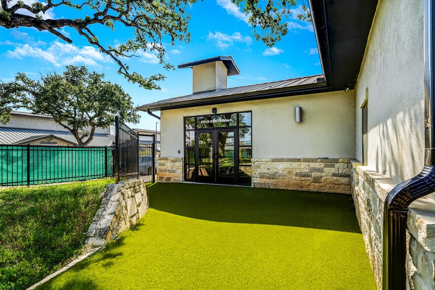 27511 Interstate 10, Boerne, TX à louer - Photo de l’immeuble – Image 3 sur 12