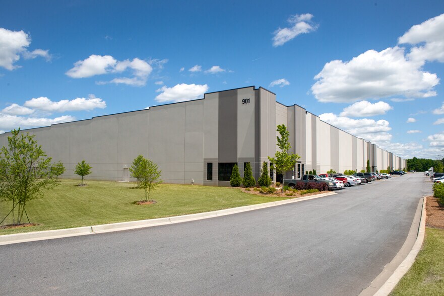 901 Victor Hill Rd, Greer, SC à louer - Photo de l’immeuble – Image 3 sur 8