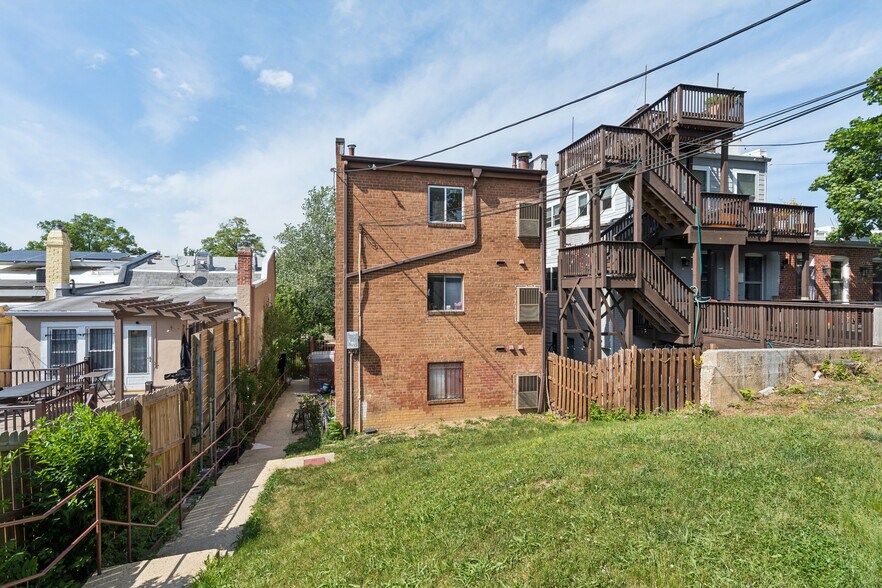 1700 Irving St NW, Washington, DC à vendre - Photo de l’immeuble – Image 3 sur 16