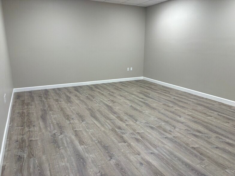 5580 ZIP Dr, Fort Myers, FL à louer - Photo de l’immeuble – Image 3 sur 5