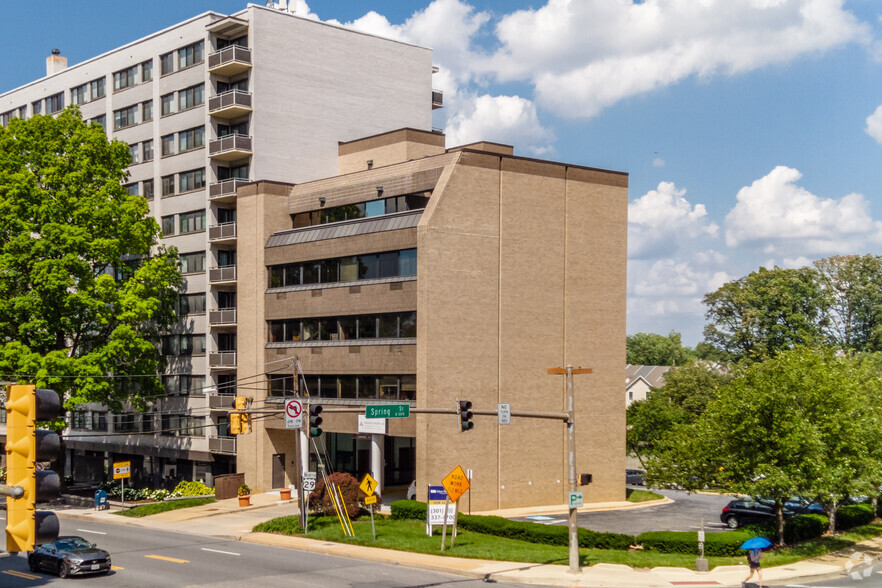 8807 Colesville Rd, Silver Spring, MD à vendre - Photo de l’immeuble – Image 3 sur 6