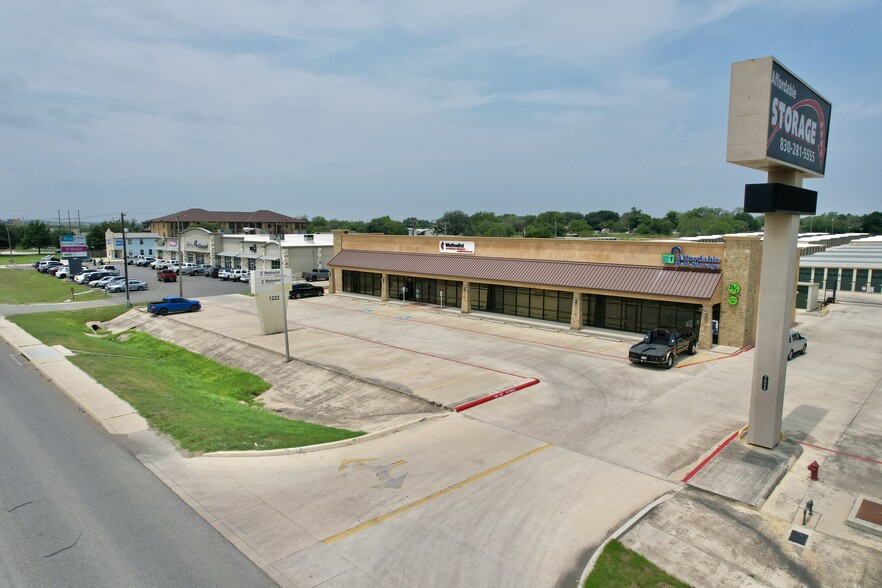 1222 W Oaklawn Rd, Pleasanton, TX à louer - Photo principale – Image 1 sur 4