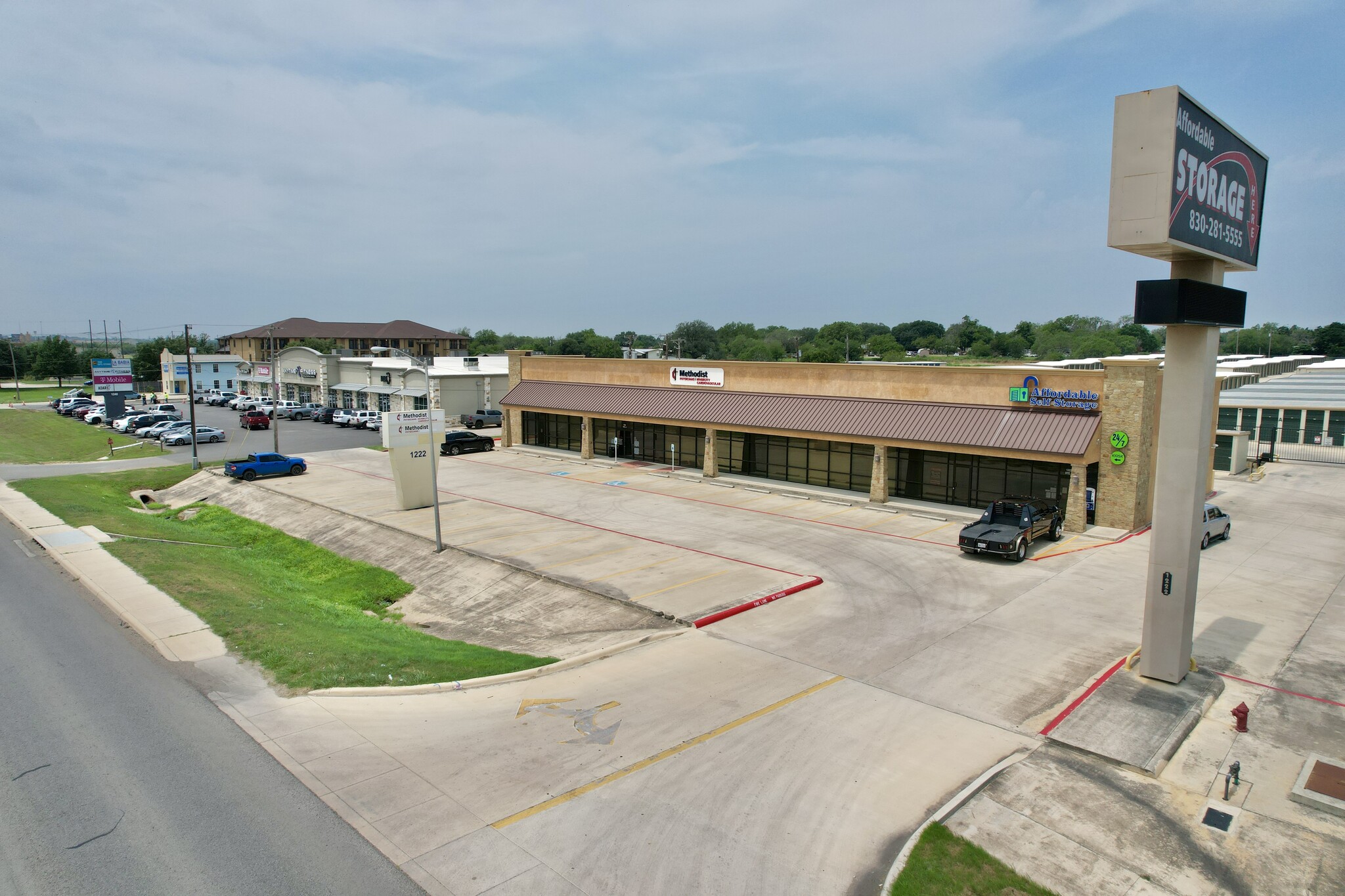 1222 W Oaklawn Rd, Pleasanton, TX à louer Photo principale– Image 1 sur 5