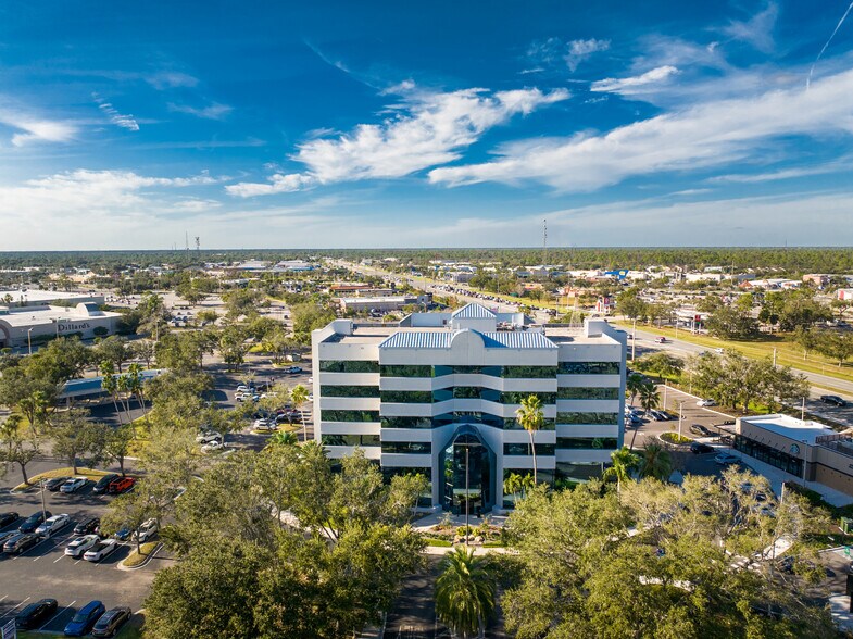 18501 Murdock Cir, Port Charlotte, FL à louer - Photo de l’immeuble – Image 2 sur 31