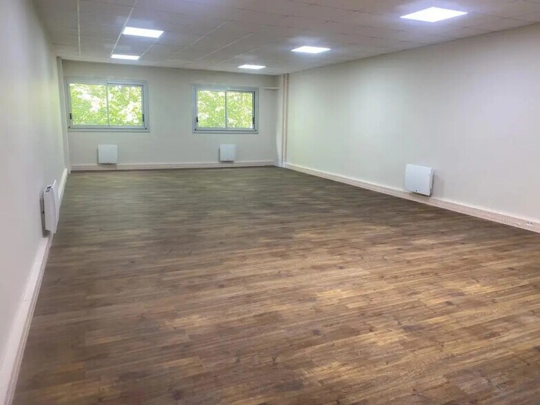 2 Avenue Des Bosquets, Montigny-le-Bretonneux à louer - Photo de l’immeuble – Image 3 sur 7