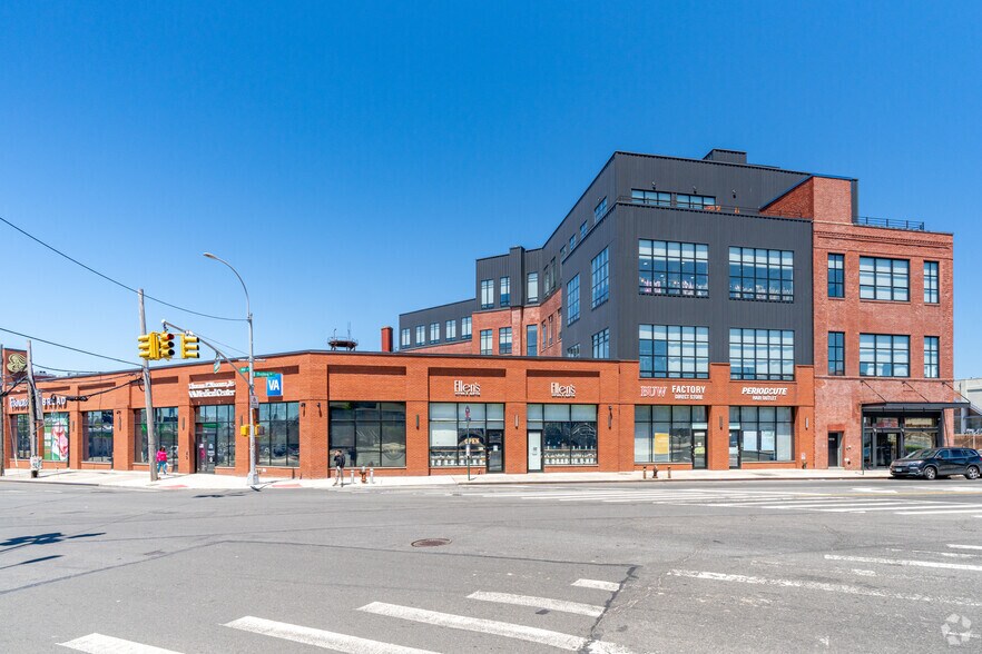 51-05 Metropolitan Ave, Brooklyn, NY à louer - Photo de l’immeuble – Image 1 sur 16