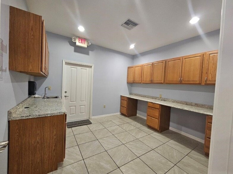 13047 W Linebaugh Ave, Tampa, FL à louer - Photo intérieure – Image 2 sur 8