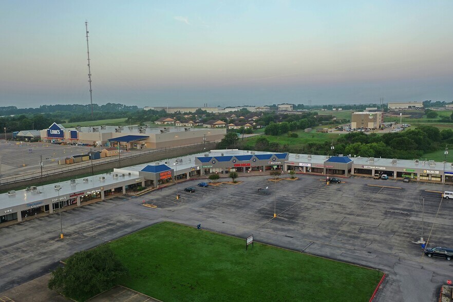 2610-2668 S Highway 36, Brenham, TX à louer - Photo de l’immeuble – Image 1 sur 11