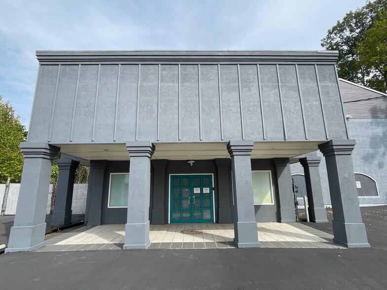 2391 S Main St, Waterbury, CT à louer - Photo de l’immeuble – Image 3 sur 20