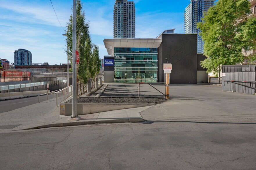902 9th Ave SW, Calgary, AB à vendre - Photo de l’immeuble – Image 2 sur 25