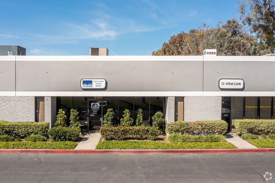 15401 Red Hill Ave, Tustin, CA à louer - Photo de l’immeuble – Image 3 sur 5