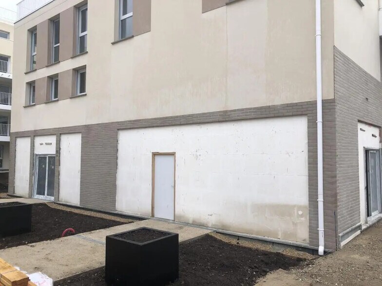 Local commercial dans Pontault-Combault à louer - Photo de l’immeuble – Image 1 sur 7