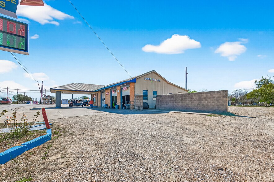 917 E Main St, Eagle Lake, TX à vendre - Photo de l’immeuble – Image 3 sur 31
