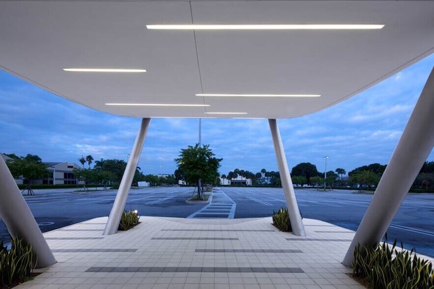 2000 NW 87th Ave, Doral, FL à louer - Photo de l’immeuble – Image 3 sur 7
