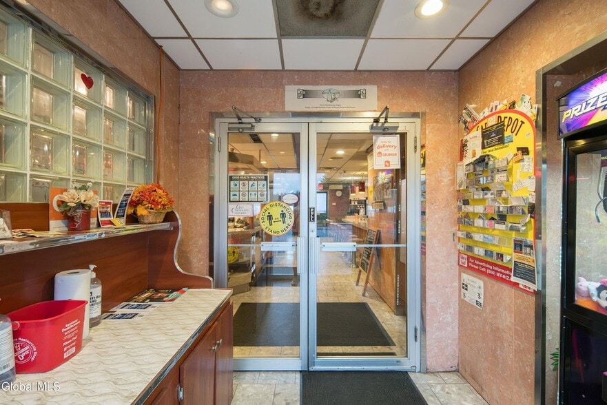 855 Hoosick St, Troy, NY à vendre - Photo intérieure – Image 3 sur 67