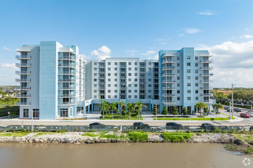8175 NW 107th Ave, Doral, FL à louer - Photo de l’immeuble – Image 3 sur 6