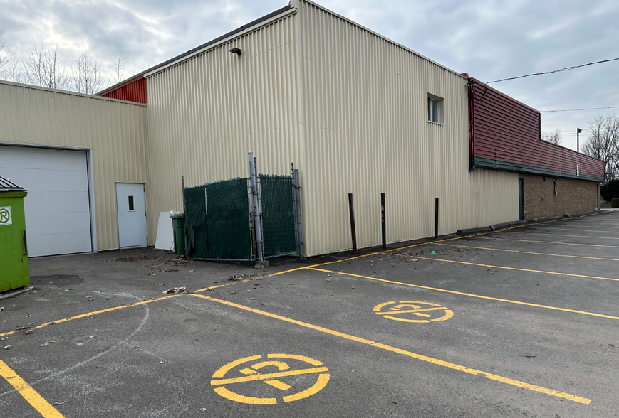 988 Boul Saint-Jean-Baptiste, Mercier, QC à louer - Photo de l’immeuble – Image 3 sur 4