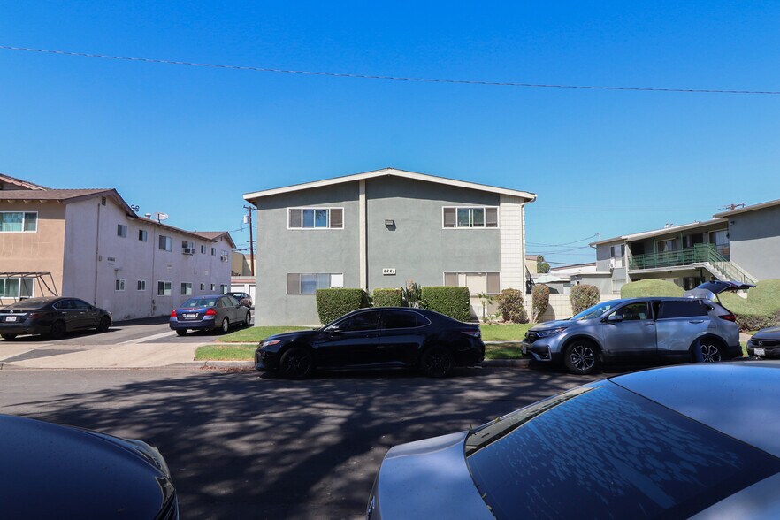 2227 E Westport Dr, Anaheim, CA à vendre - Photo de l’immeuble – Image 2 sur 13