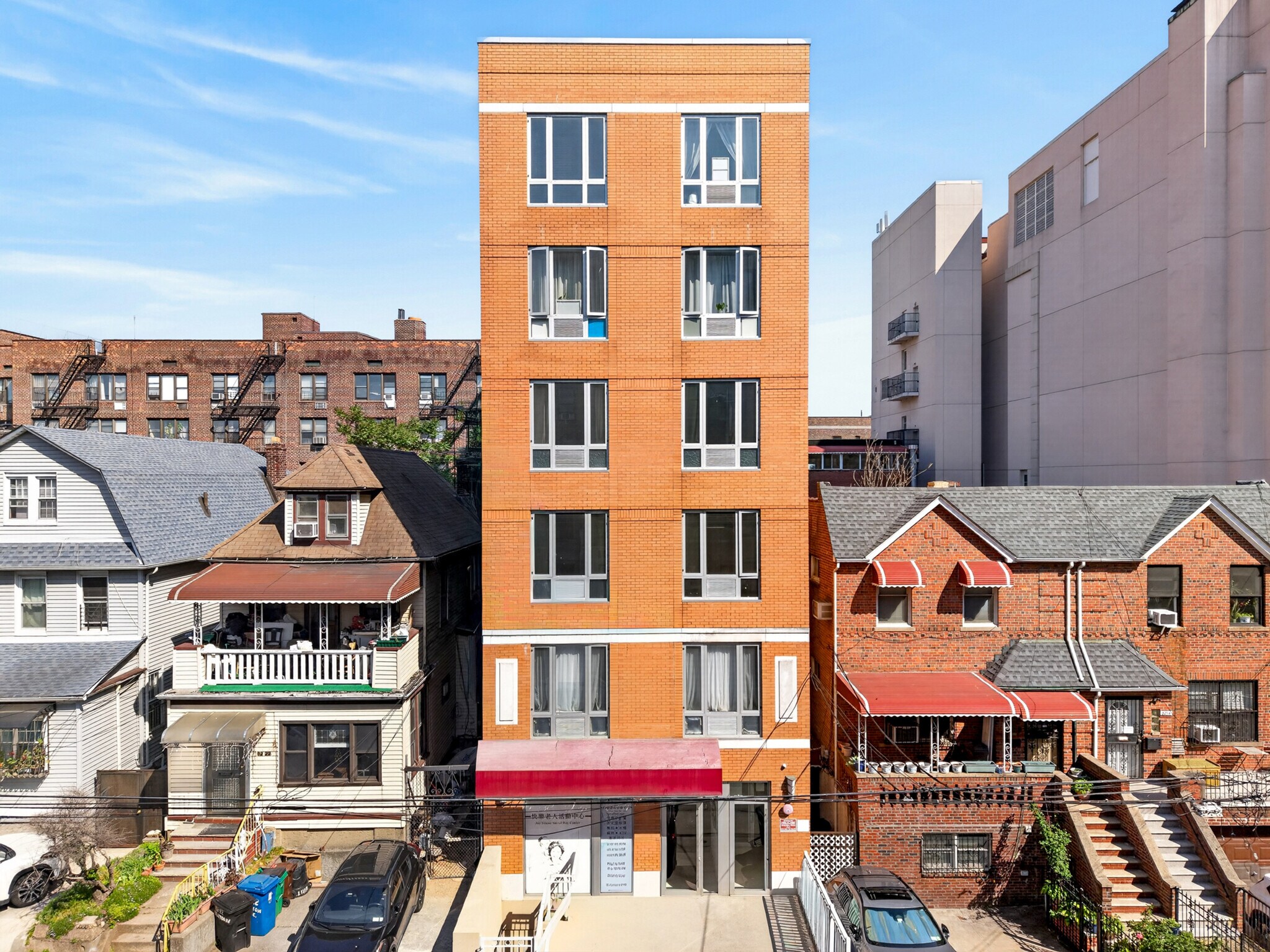 82-20 Britton Ave, Elmhurst, NY à vendre Photo de l’immeuble– Image 1 sur 42