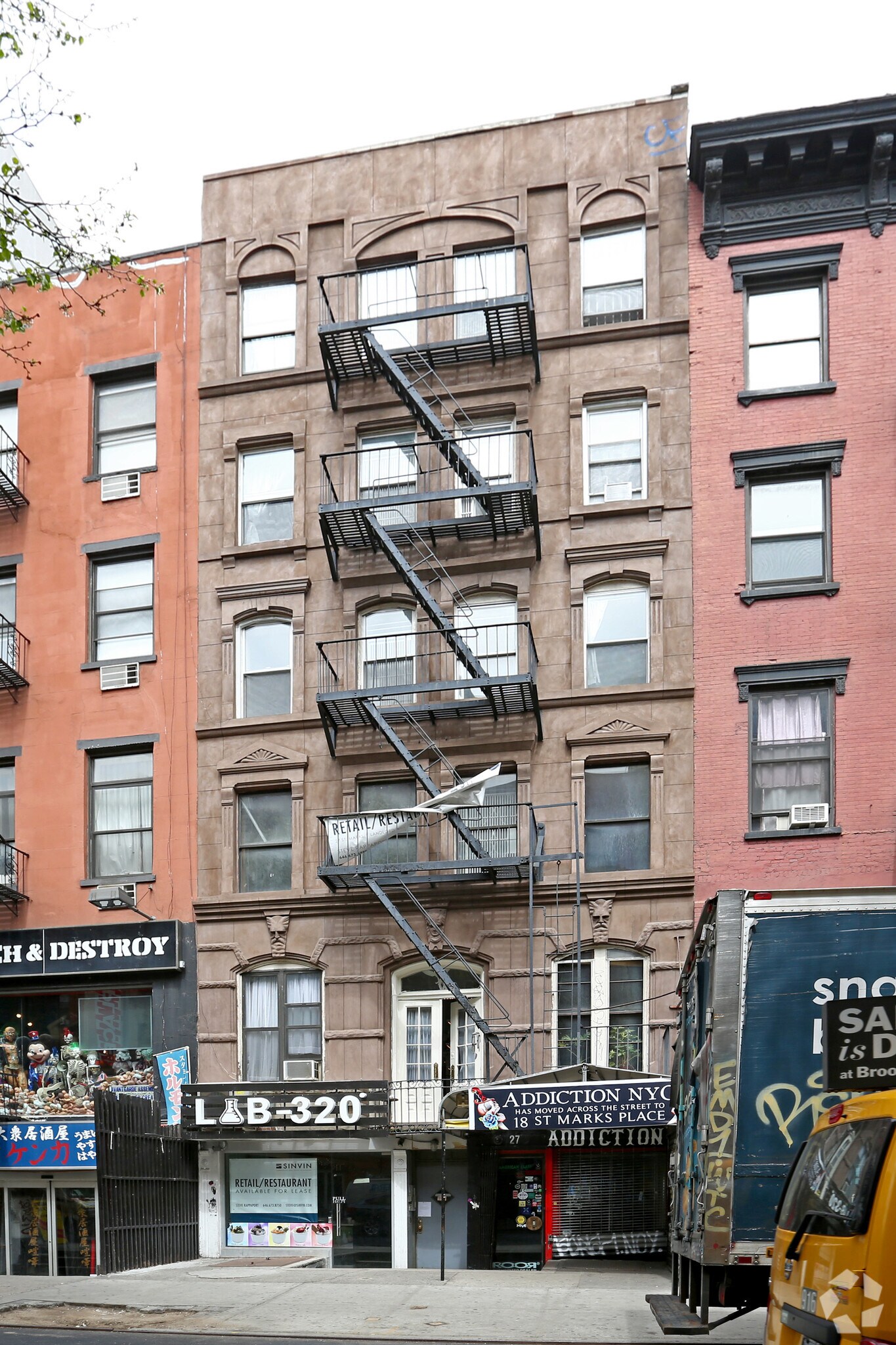 27 St Marks Pl, New York, NY à louer Photo principale– Image 1 sur 7